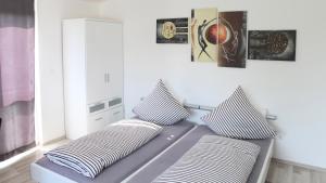 Ein Bett oder Betten in einem Zimmer der Unterkunft Villaci Business Apartments