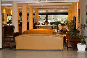 Hotel 24 في بونتا دل إستي: لوبي فيه كراسي واريكة في مبنى