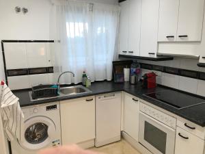 Kuchnia lub aneks kuchenny w obiekcie Marbella - Estepona beach frontline apartment