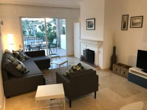 salon z dwiema kanapami i kominkiem w obiekcie Marbella - Estepona beach frontline apartment w mieście Estepona