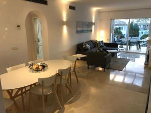 salon ze stołem, krzesłami i kanapą w obiekcie Marbella - Estepona beach frontline apartment w mieście Estepona