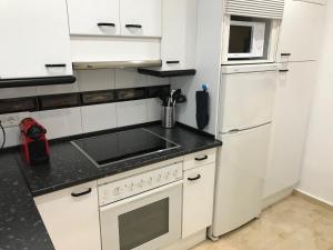 Kuchnia lub aneks kuchenny w obiekcie Marbella - Estepona beach frontline apartment