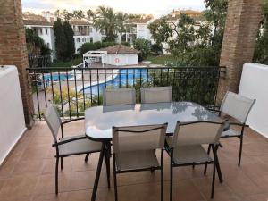 Basen w obiekcie Marbella - Estepona beach frontline apartment lub w pobliżu