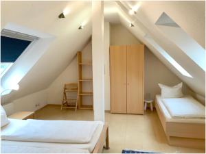 ノルダーナイにあるApartment mit Meerblickの屋根裏部屋(ベッド2台、キャビネット付)