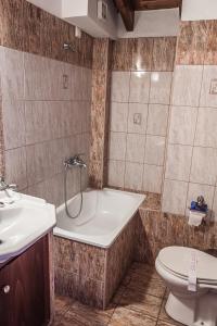 Koupelna v ubytování Filippion Hotel