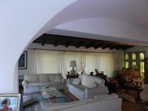 una sala de estar con sofás blancos y una mesa. en Casa Alianda en Telti