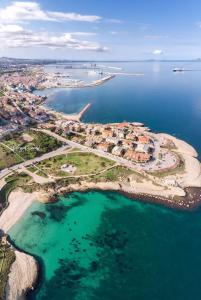 - une vue aérienne sur une petite île de l'océan dans l'établissement Casa Debby, à Porto Torres