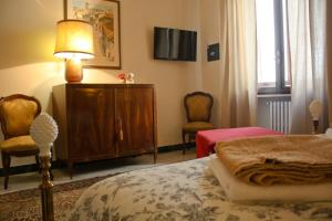 レッチェにあるDonna Francaのベッドルーム(ベッド1台、ランプ、椅子付)