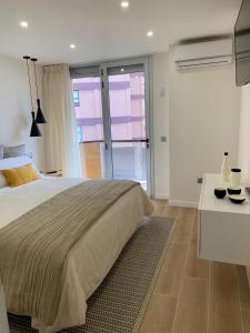1 dormitorio con 1 cama grande y escritorio blanco en Mi Nido en Santa Cruz de la Palma