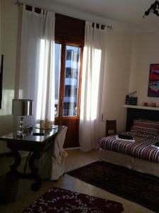 1 dormitorio con cama, mesa y ventana en Donna Franca, en Lecce