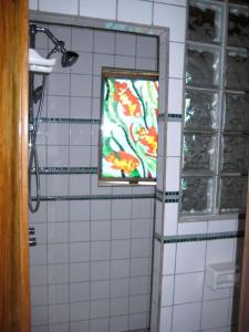 Ένα μπάνιο στο Treehouse Apartment at La Lodge at Long Bay