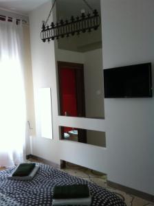 1 dormitorio con cama y espejo en Donna Franca, en Lecce
