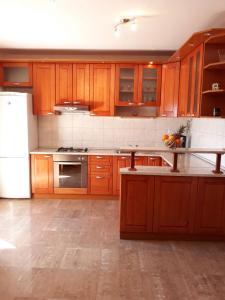 una cucina con armadi in legno e frigorifero bianco di Apartment Zdravko - with parking a Omiš (Almissa)