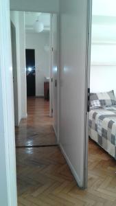 een open deur naar een slaapkamer met een bed bij Excelente departamento en Retiro in Buenos Aires