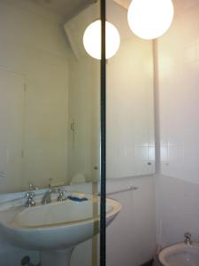 La salle de bains est pourvue d'un lavabo et d'un miroir. dans l'établissement Excelente departamento en Retiro, à Buenos Aires