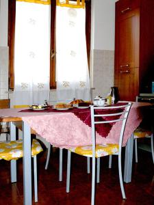 a dining room table with a pink table cloth at Il Giardino di Venere in Terni