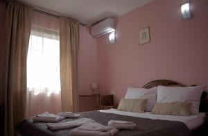 Rúm í herbergi á Hotel "VIR"