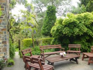 A garden outside Riverfield Bed and Breakfast
