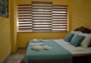 Rúm í herbergi á Hotel "VIR"