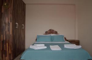 Rúm í herbergi á Hotel "VIR"