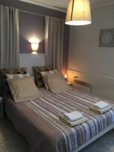 ein Schlafzimmer mit einem großen Bett mit Handtüchern darauf in der Unterkunft Auberge des crêtes in La Palud sur Verdon