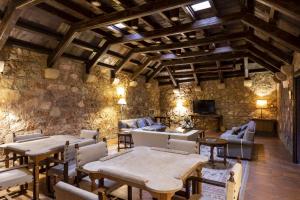 una sala de estar con paredes de piedra y techos de madera. en Parador de Siguenza en Sigüenza