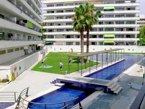 a large building with a swimming pool in front of a building at Apartamentos Riviera Niza 05 in Salou
