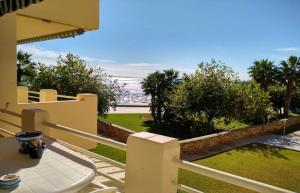 un balcone di una casa con vista sull'oceano di Primera Linea de Mar con Piscina en EbreHogar a Sant Carles de la Ràpita