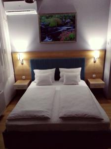 En eller flere senge i et værelse på NM Apartman + 7 billeder