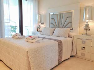 Posteľ alebo postele v izbe v ubytovaní LUXURY APARTMENT FRONTAL TO THE SEA IN ESTEPONA DONCELLA BEACH