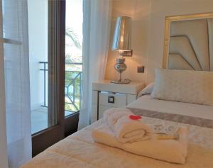 Posteľ alebo postele v izbe v ubytovaní LUXURY APARTMENT FRONTAL TO THE SEA IN ESTEPONA DONCELLA BEACH