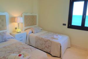 Posteľ alebo postele v izbe v ubytovaní LUXURY APARTMENT FRONTAL TO THE SEA IN ESTEPONA DONCELLA BEACH
