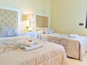 Posteľ alebo postele v izbe v ubytovaní LUXURY APARTMENT FRONTAL TO THE SEA IN ESTEPONA DONCELLA BEACH