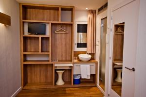 Televízia a/alebo spoločenská miestnosť v ubytovaní Hostal Marenostrum + 37 fotografií