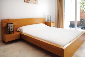 プエルト・デ・サンティアゴにあるRoyal Sunsetのベッドルーム(白いシーツを使用した大型ベッド1台付)