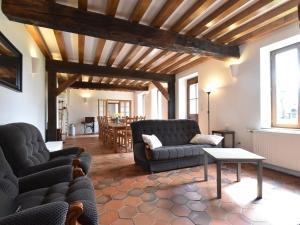 ein Wohnzimmer mit 2 Sofas und einem Tisch in der Unterkunft Spacious holiday home in Sormery with pool in Sormery