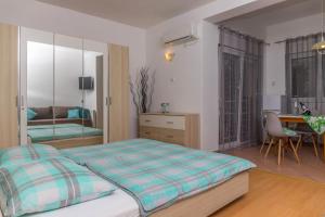 Ein Bett oder Betten in einem Zimmer der Unterkunft Apartments Zorica