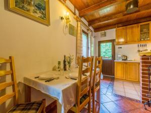 eine Küche und ein Esszimmer mit einem Tisch und Stühlen in der Unterkunft House Adrijana in Bribir