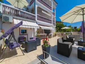un patio dell'hotel con sedie e ombrellone di Apartments Jordanka a Crikvenica