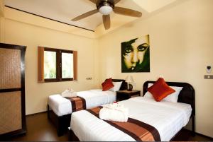 Postel nebo postele na pokoji v ubytování 3 Bedroom Seafront Villa with Bay View Koh Phangan SDV234-By Samui Dream Villas