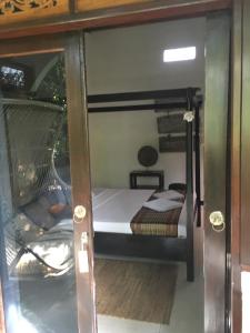 吉利宁静日旅馆客房内的一张或多张双层床
