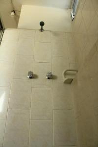 baño con suelo de baldosa y 2 detectores en Hotel Avenida, en Acapulco
