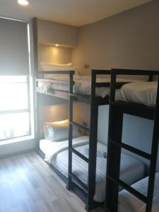 Pokój z kilkoma łóżkami piętrowymi w pokoju w obiekcie SUNBAY INN w mieście Semporna