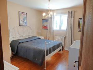 Un dormitorio con una cama y una ventana y una bañera. en Villa Le Bouloulou by Interhome, en Velleron 18 fotos más