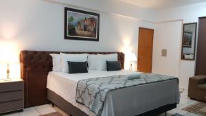 a bedroom with a large bed in a room at B & A Suites Inn Hotel - Quarto Luxo Gold in Anápolis