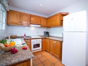 Kuchnia lub aneks kuchenny w obiekcie Villa Mi Sueno by Interhome