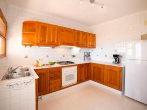 Kuchnia lub aneks kuchenny w obiekcie Villa Mi Sueno by Interhome