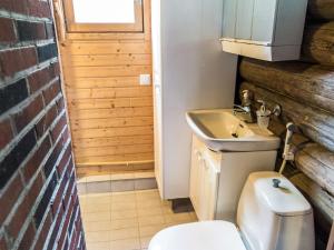 ユッラスヤルヴィにあるHoliday Home Tievatupa 2- pienempi by Interhomeのトイレと洗面台のある小さなバスルーム