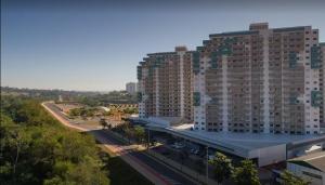 - une vue de tête sur un grand immeuble dans l'établissement Apartamento em Resort de Olimpia, à Olímpia