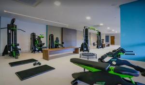 a gym with a bunch of exercise equipment in it at Apartamento em Resort de Olimpia in Olímpia